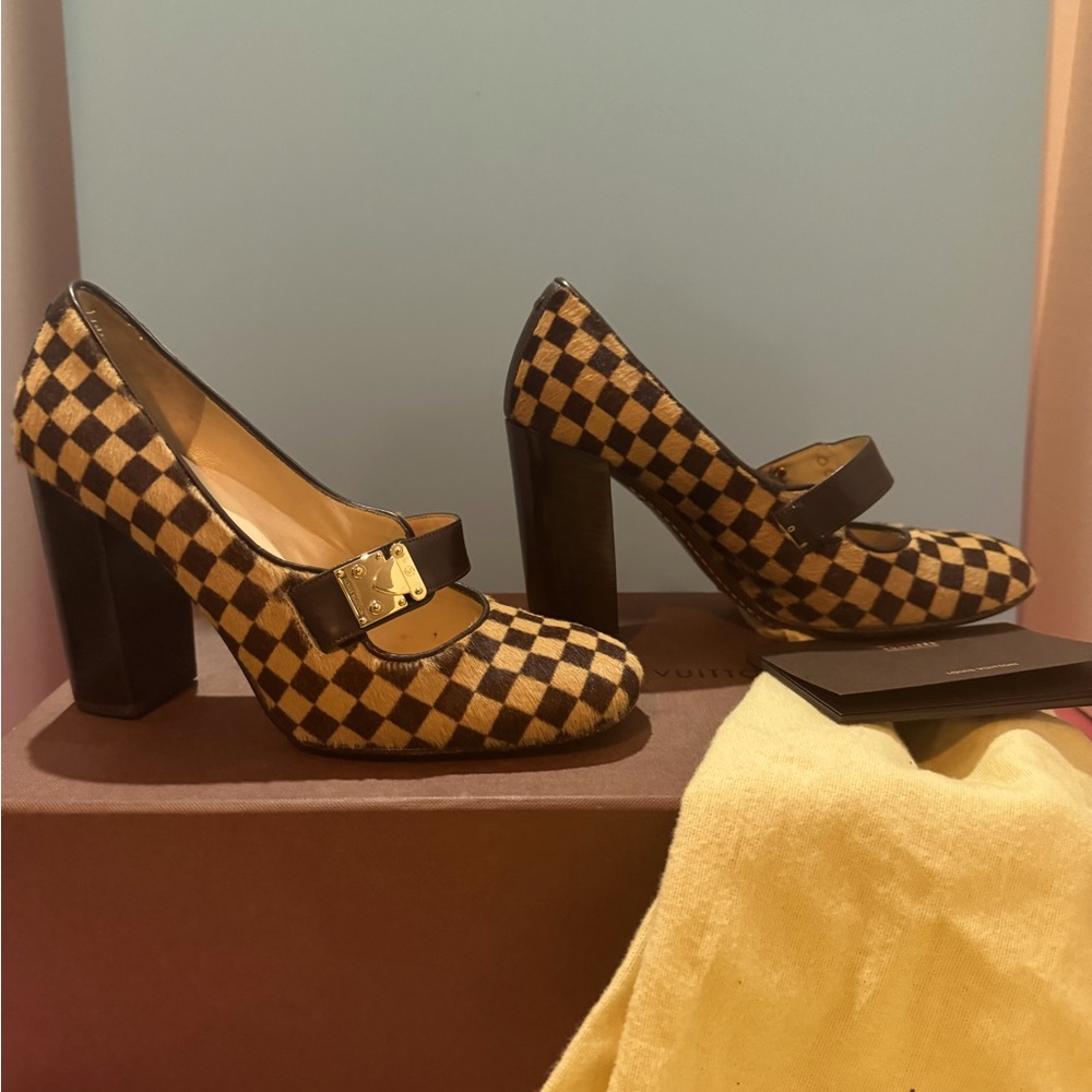 Louis Vuitton shows. Size US 51/2